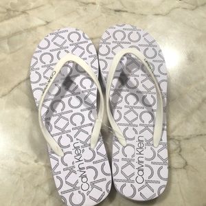 NWOT Calvin Klein flip flops size 7